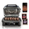 Ninja Woodfire Pro Connect XL OG901EU abierta con hamburguesas y pellets de madera